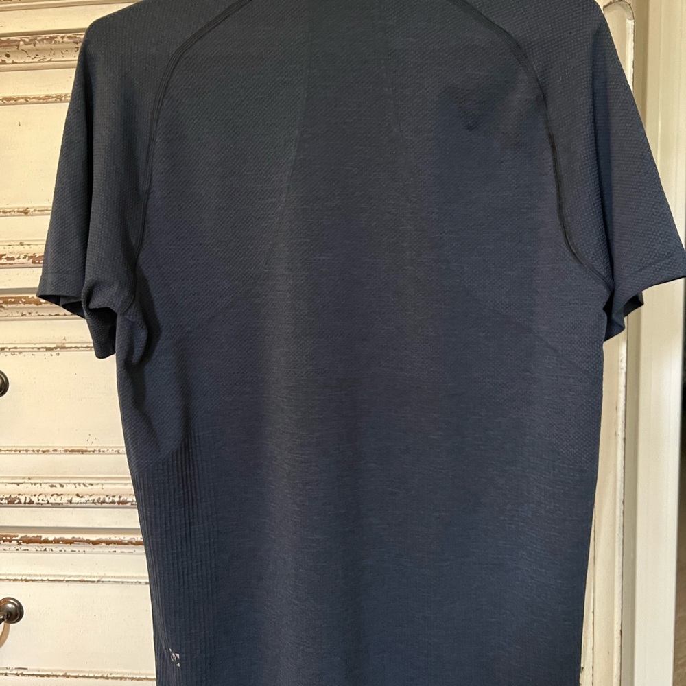 Lululemon men’s polo shirt - Picture 2 of 3
